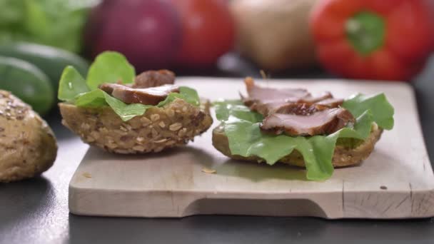 Preparación Sándwich Mesa Desayuno Llena Verduras — Vídeos de Stock