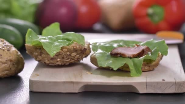 Sandwich Auf Frühstückstisch Voller Gemüse Zubereiten — Stockvideo