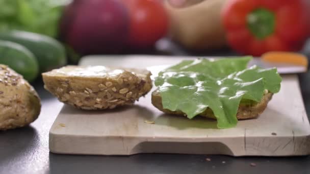 Preparando Sanduíche Mesa Café Manhã Cheia Legumes — Vídeo de Stock