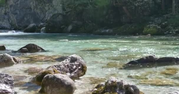 Rio Água Branca Soca Alpes Eslovenos — Vídeo de Stock