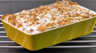 Pudra şekerli elmalı turta..