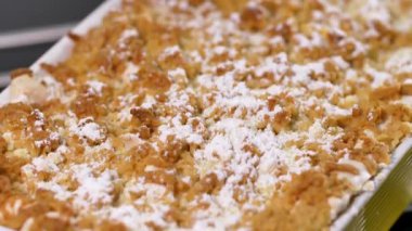 Pudra şekerli elmalı turta..