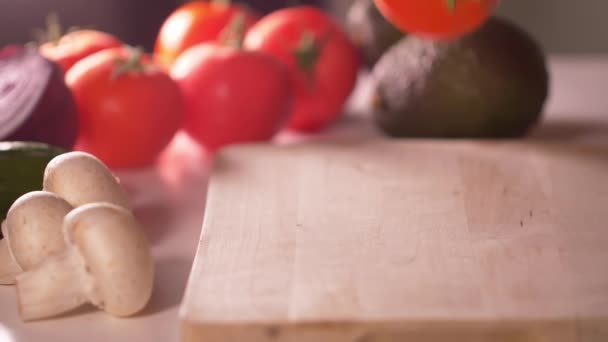 Przygotowanie Kanapki Stole Śniadaniowym Pełnym Warzyw — Wideo stockowe