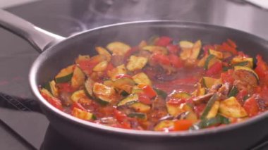 Ev yapımı akşam yemeği - Macar yemeği - Letcho.