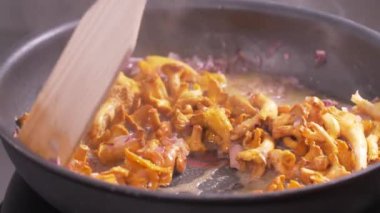 Chanterelles mantar sosu hazırlamak - geleneksel Polonya sosu.