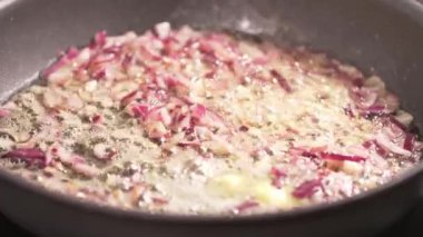 Kızarmış soğan ve tereyağı..