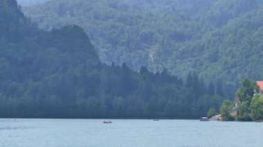 Bled Gölü. Slovenya 'daki dağ gölünün ortasındaki adada güzel bir şapel..