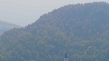 Bled Gölü. Slovenya 'daki dağ gölünün ortasındaki adada güzel bir şapel..