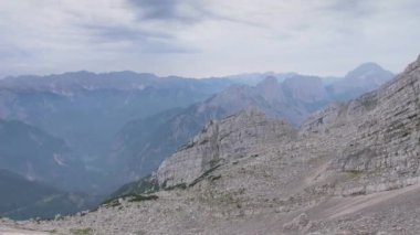 Slovenya 'daki kayalık dağların güzel manzarası