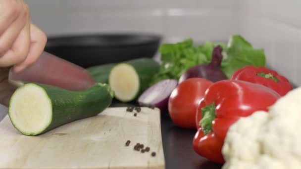 Amateur Homme Coupe Légumes Maison — Video