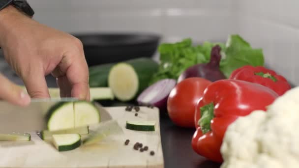 业余男人在家里切蔬菜 — 图库视频影像