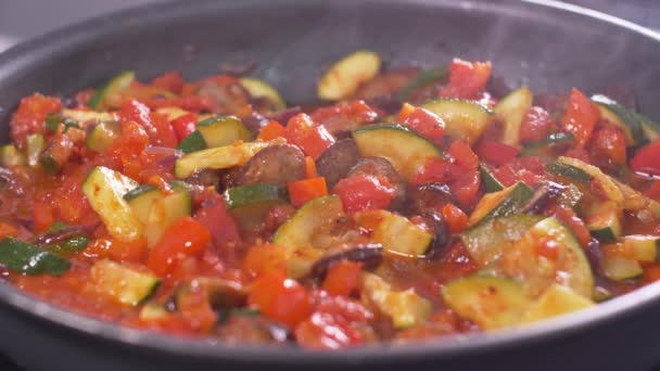 Zubereitung Des Hausgemachten Abendessens Ungarische Mahlzeit Letcho — Stockvideo