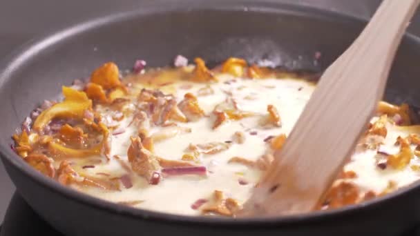 Preparando Molho Cogumelos Chanterelles Molho Polonês Tradicional — Vídeo de Stock