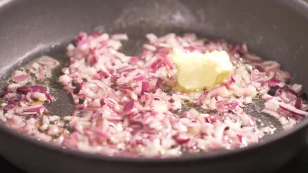 Fritar Cebola Cortada Manteiga Quente — Vídeo de Stock