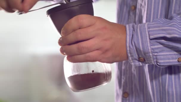 Человек Шлифующий Кофе Кухне — стоковое видео