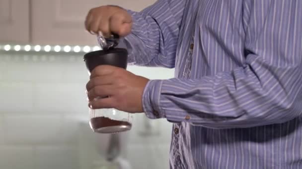 Man Maalt Koffie Keuken — Stockvideo