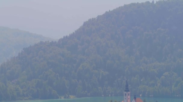 Lago Bled Hermosa Capilla Isla Medio Del Lago Montaña Eslovenia — Vídeo de stock