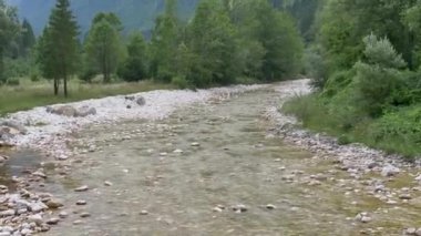 Beyaz su nehri Soca Sloven Alplerinde.