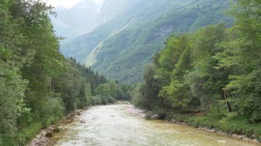 Beyaz su nehri Soca Sloven Alplerinde.