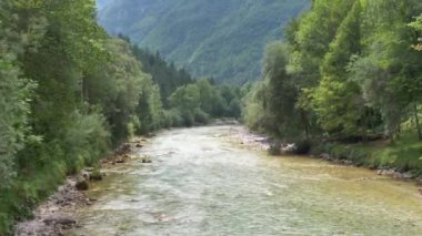Beyaz su nehri Soca Sloven Alplerinde