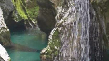 Beyaz su nehri Soca Sloven Alplerinde.