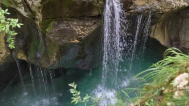 Beyaz su nehri Soca Sloven Alplerinde.