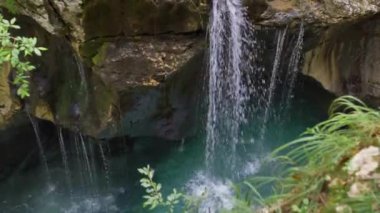 Beyaz su nehri Soca Sloven Alplerinde.