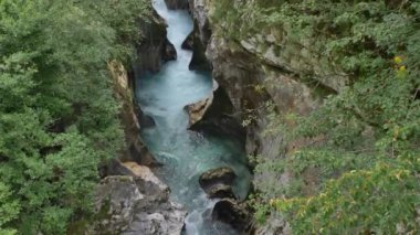 Beyaz su nehri Soca Sloven Alplerinde.