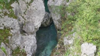 Beyaz su nehri Soca Sloven Alplerinde.