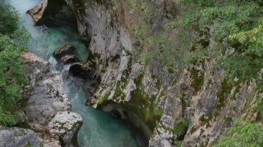 Beyaz su nehri Soca Sloven Alplerinde.