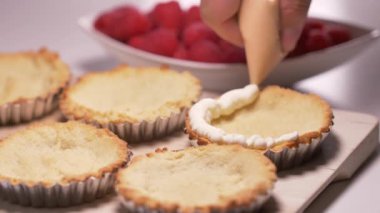 Ev yapımı kekler pişiren kişiye yakın çekim