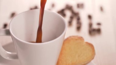 Kahve yakın çekim görüntüleri. Fincanda taze kahve..