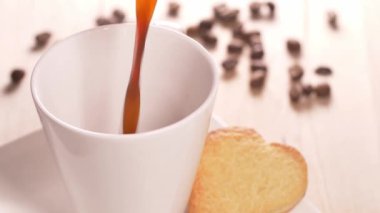 Kahve yakın çekim görüntüleri. Fincanda taze kahve..