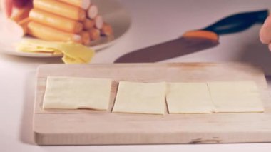 Mutfak masasında yemek pişiren kişiyi kapat.