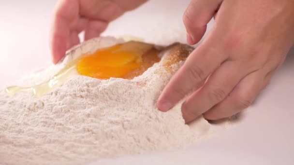 Osoba Przygotowująca Tort Zamknij Nagranie Męskich Rąk Ugniatających Ciasto — Wideo stockowe