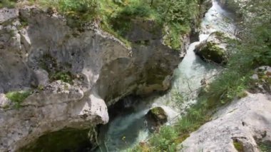 Beyaz su nehri Soca Sloven Alplerinde.