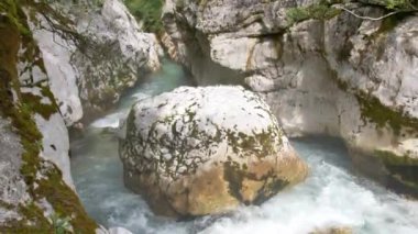 Beyaz su nehri Soca Sloven Alplerinde.