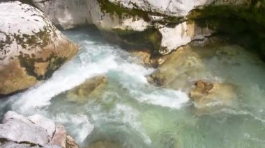 Beyaz su nehri Soca Sloven Alplerinde.