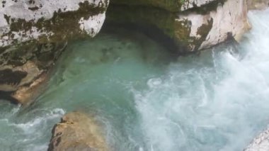 Beyaz su nehri Soca Sloven Alplerinde.