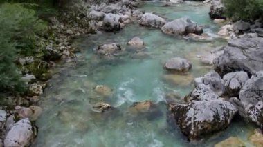 Beyaz su nehri Soca Sloven Alplerinde.