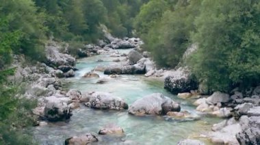 Beyaz su nehri Soca Sloven Alplerinde.