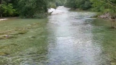 Beyaz su nehri Soca Sloven Alplerinde.