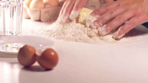 Persona Preparando Pastel Primer Plano Imágenes Manos Masculinas Amasando Masa — Vídeo de stock
