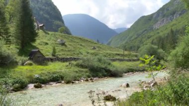 Beyaz su nehri Soca Sloven Alplerinde.