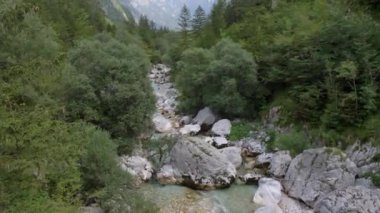 Beyaz su nehri Soca Sloven Alplerinde.