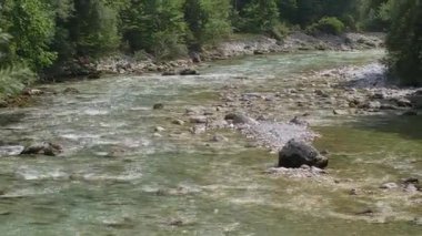 Beyaz su nehri Soca Sloven Alplerinde.