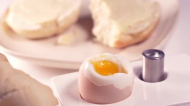 Kahvaltıda rafadan yumurta yiyen biri..