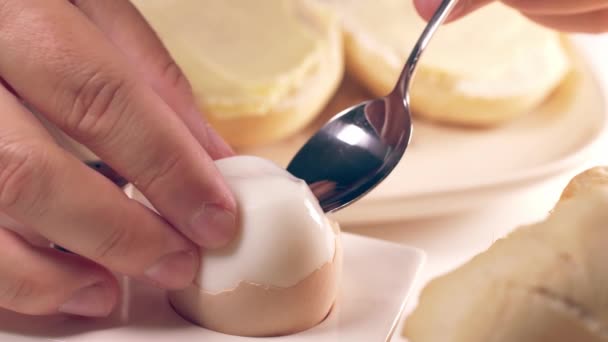 Πρόσωπο Που Τρώει Μαλακό Βραστό Αυγό Για Πρωινό — Αρχείο Βίντεο