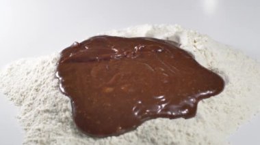 Reçeli kapat, hamura dök.