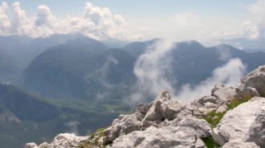 Slovenya 'nın Rombon tepesinden görüntü. Julian Alplerinin güzel manzarası.